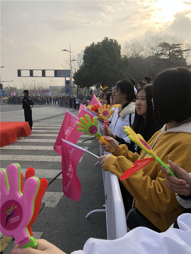 我校300余名志愿者助力2018无锡马拉松